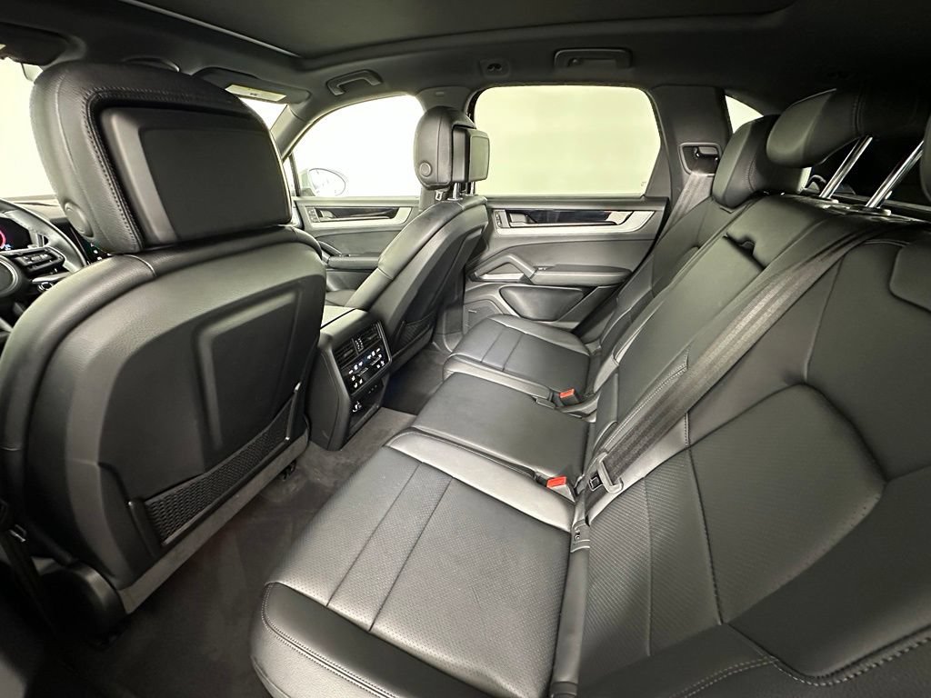Certified 2025 Porsche Cayenne AWD/4WD image 40