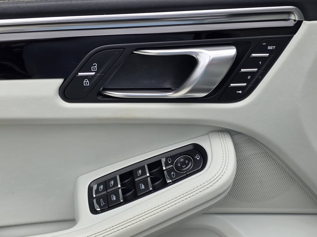 Certified 2023 Porsche Macan S AWD/4WD image 18