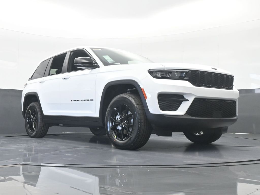 Used 2025 Jeep Grand Cherokee Altitude RWD image 54