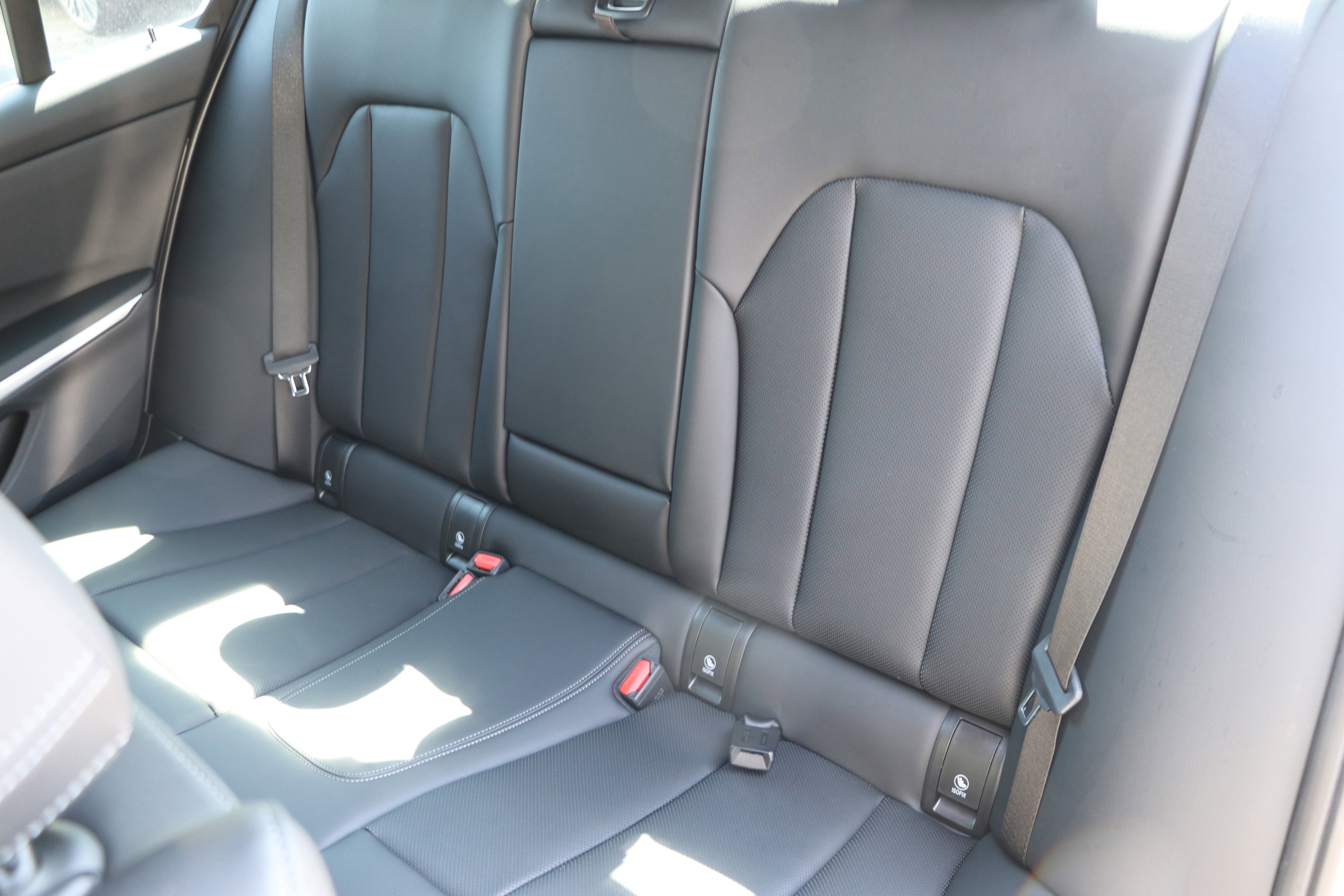 Certified 2025 BMW 330i Sedan w/ M Sport Package image 36