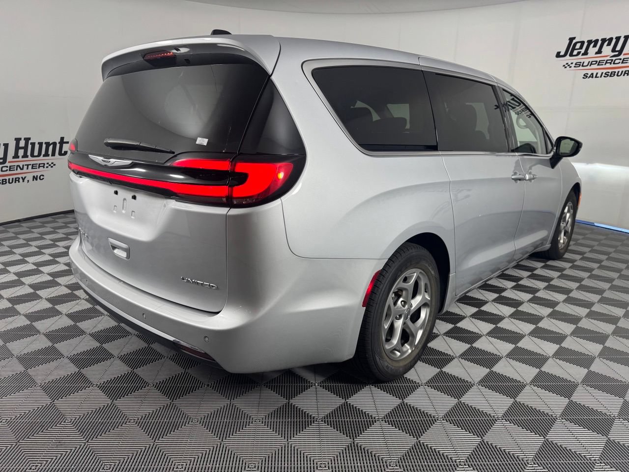 Used 2024 Chrysler Pacifica Limited FWD image 7