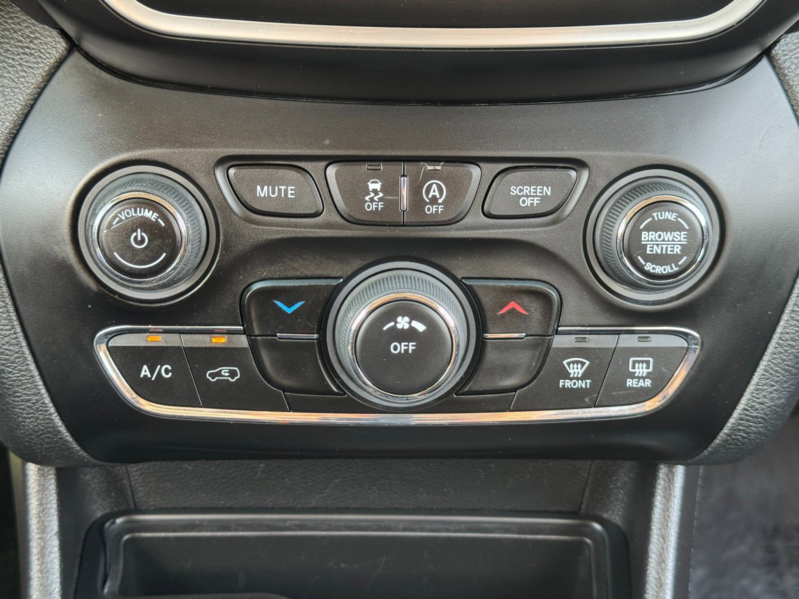 Used 2019 Jeep Cherokee Latitude w/ Popular Appearance Group FWD image 25