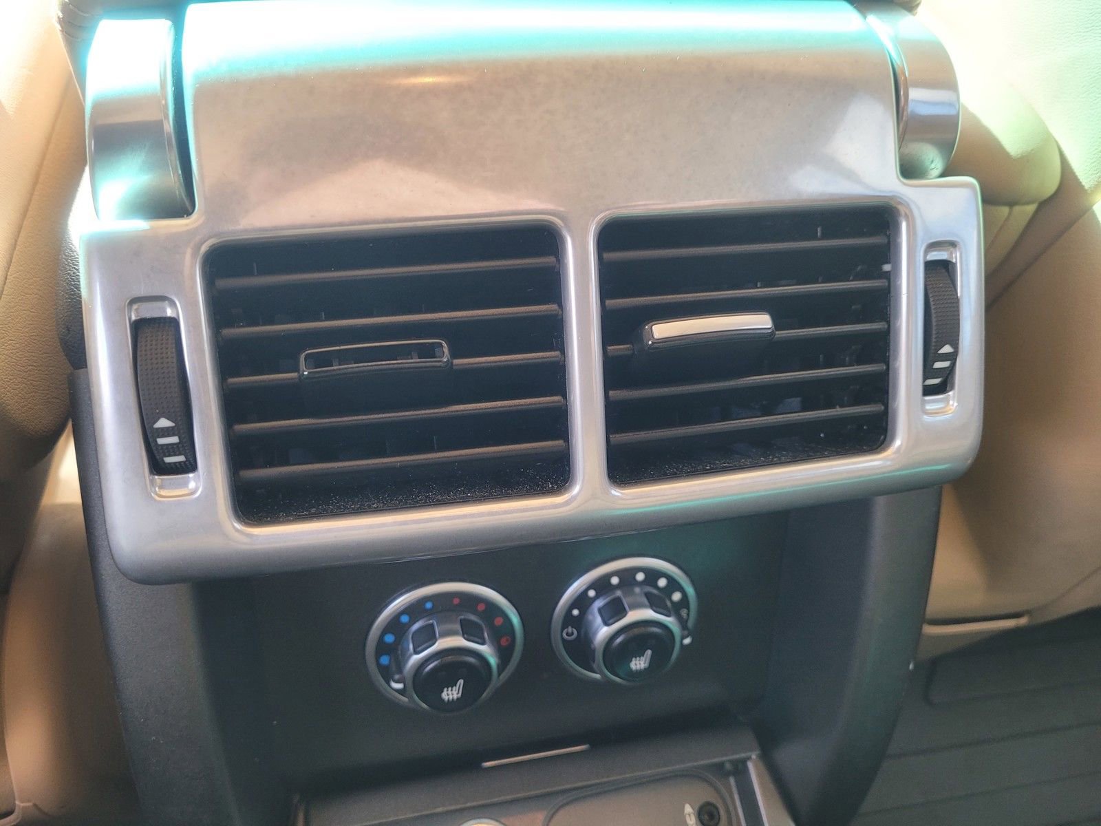 Used 2011 Land Rover Range Rover HSE LUX image 14