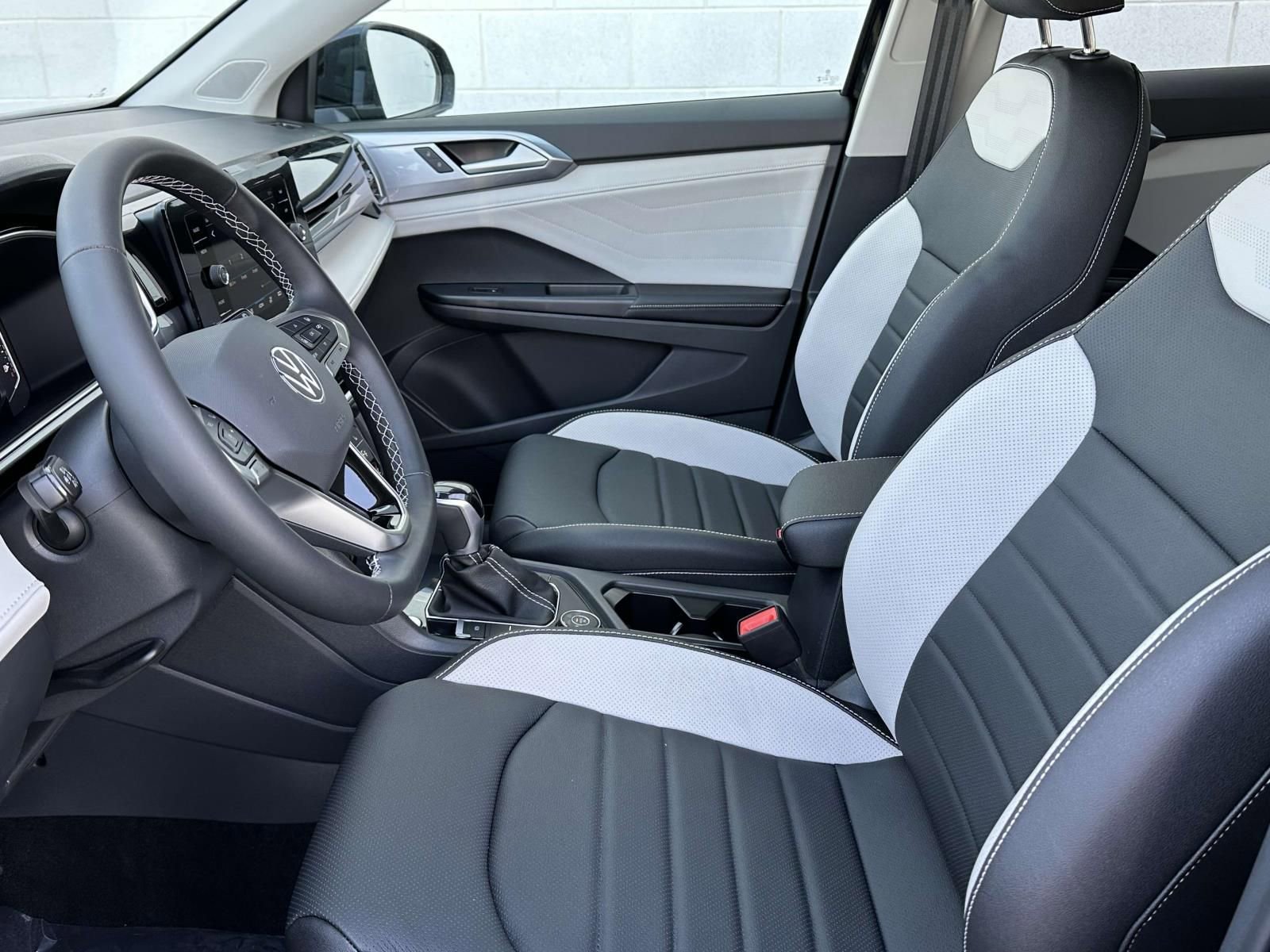 New 2025 Volkswagen Taos SEL image 9