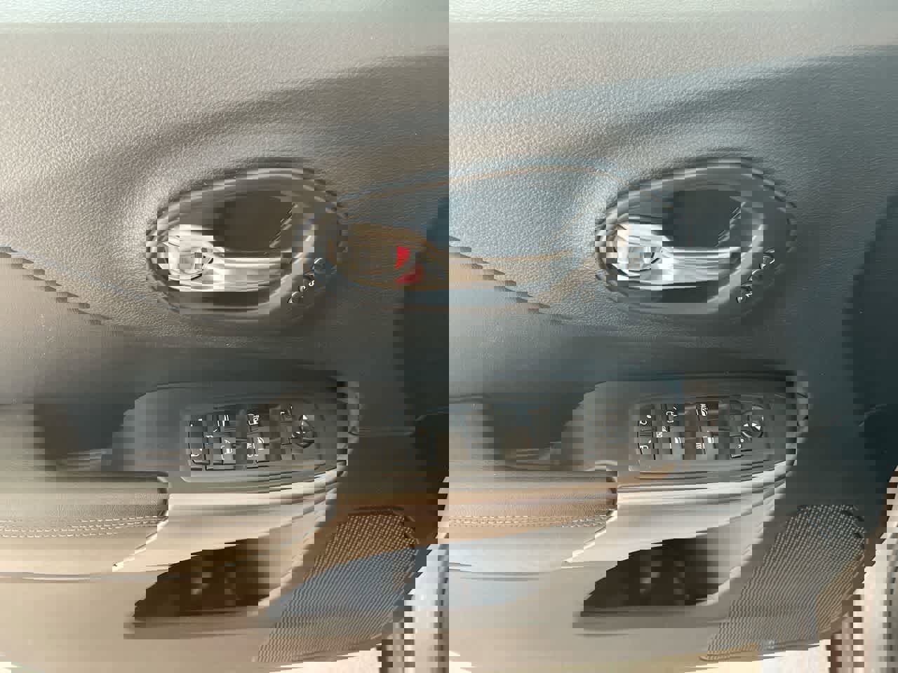 Used 2019 Jeep Cherokee Limited image 13