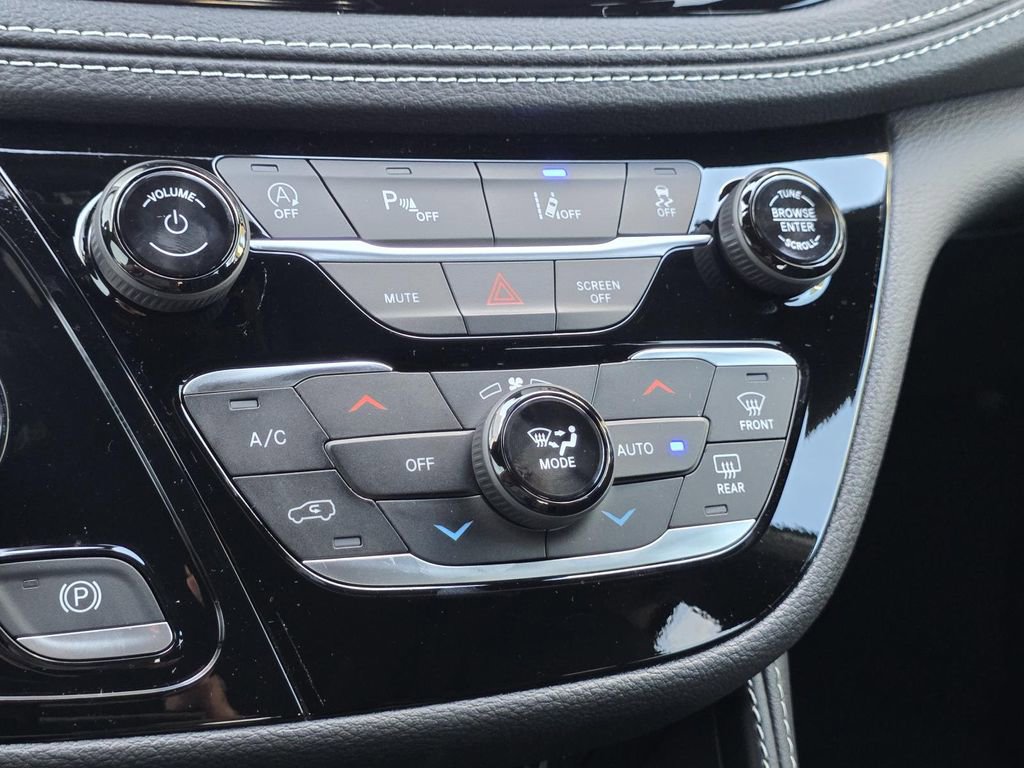 New 2026 Chrysler Pacifica Limited w/ Uconnect Theater Family Group image 35