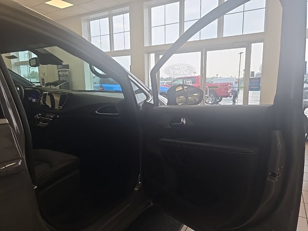 Used 2025 Chrysler Pacifica Select FWD image 38