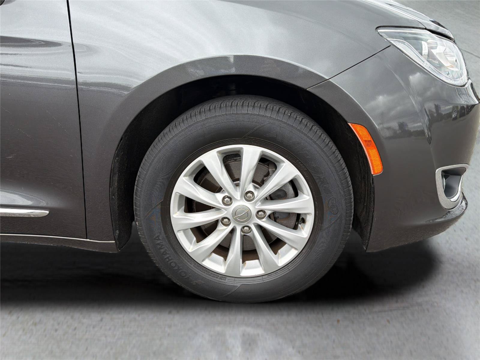 Used 2019 Chrysler Pacifica Touring-L FWD image 39