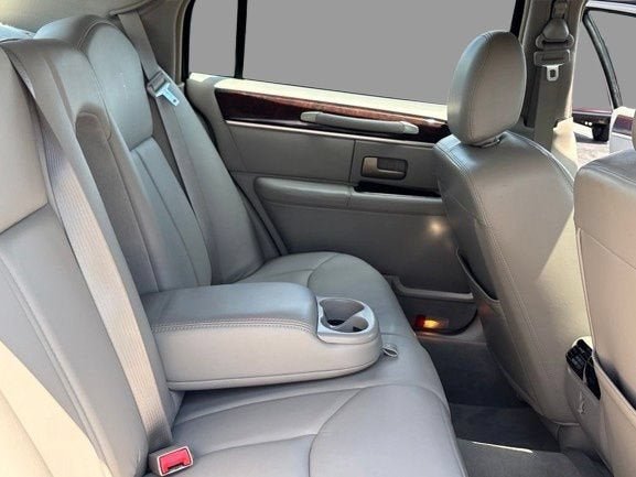 Used 2006 Lincoln Town Car Signature Limited RWD image 11