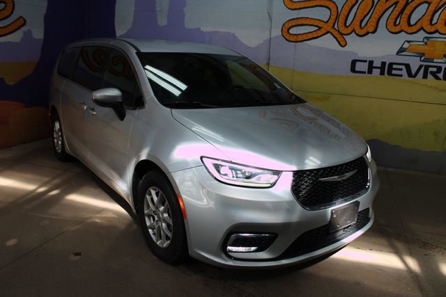 Used 2023 Chrysler Pacifica Touring FWD image 2