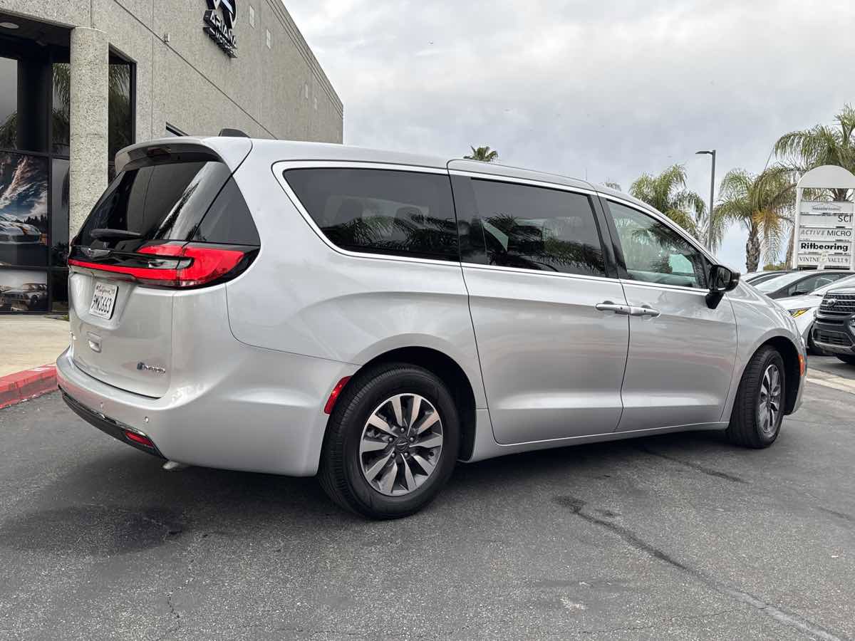 Used 2024 Chrysler Pacifica Select FWD image 11