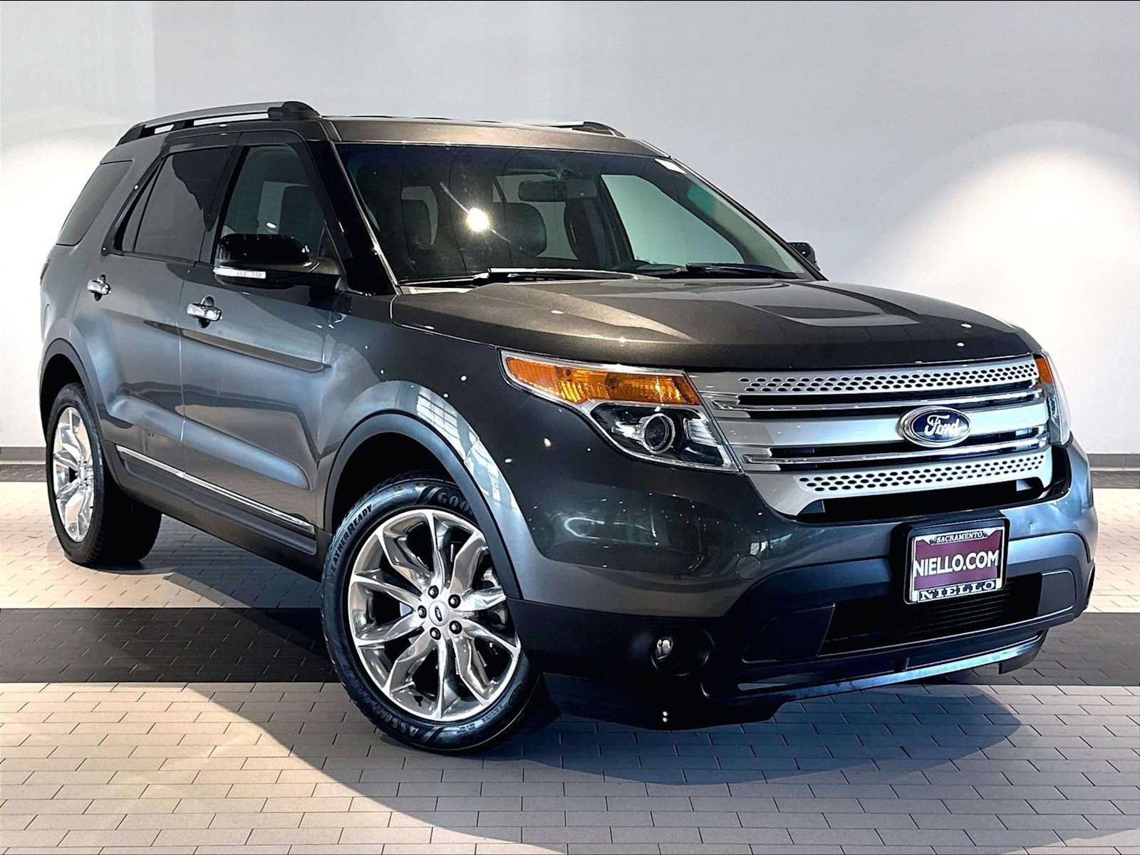 Used 2015 Ford Explorer XLT w/ Equipment Group 202A AWD/4WD image 12