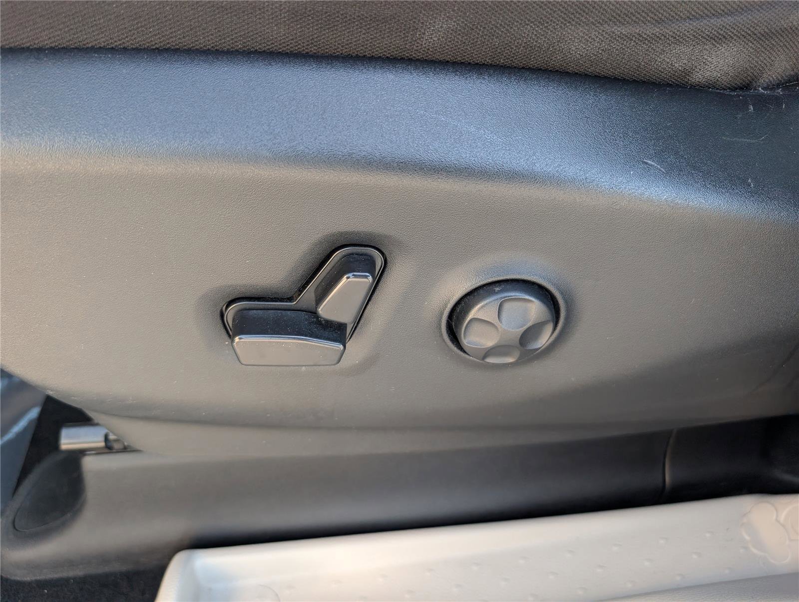 Used 2023 Chrysler Voyager LX image 21