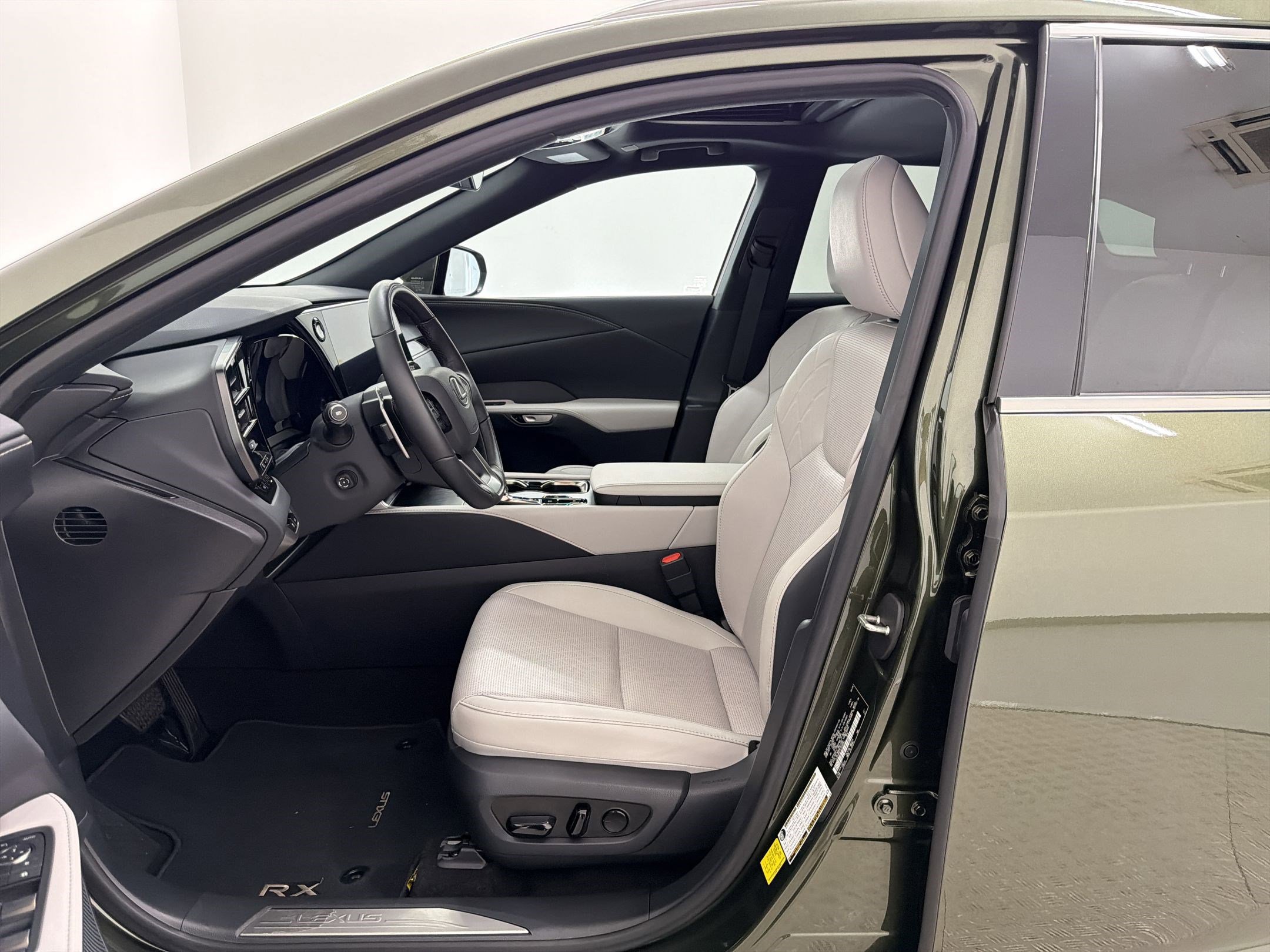 Certified 2025 Lexus RX 350 Premium Plus w/ Accessory Package (Z1) image 5