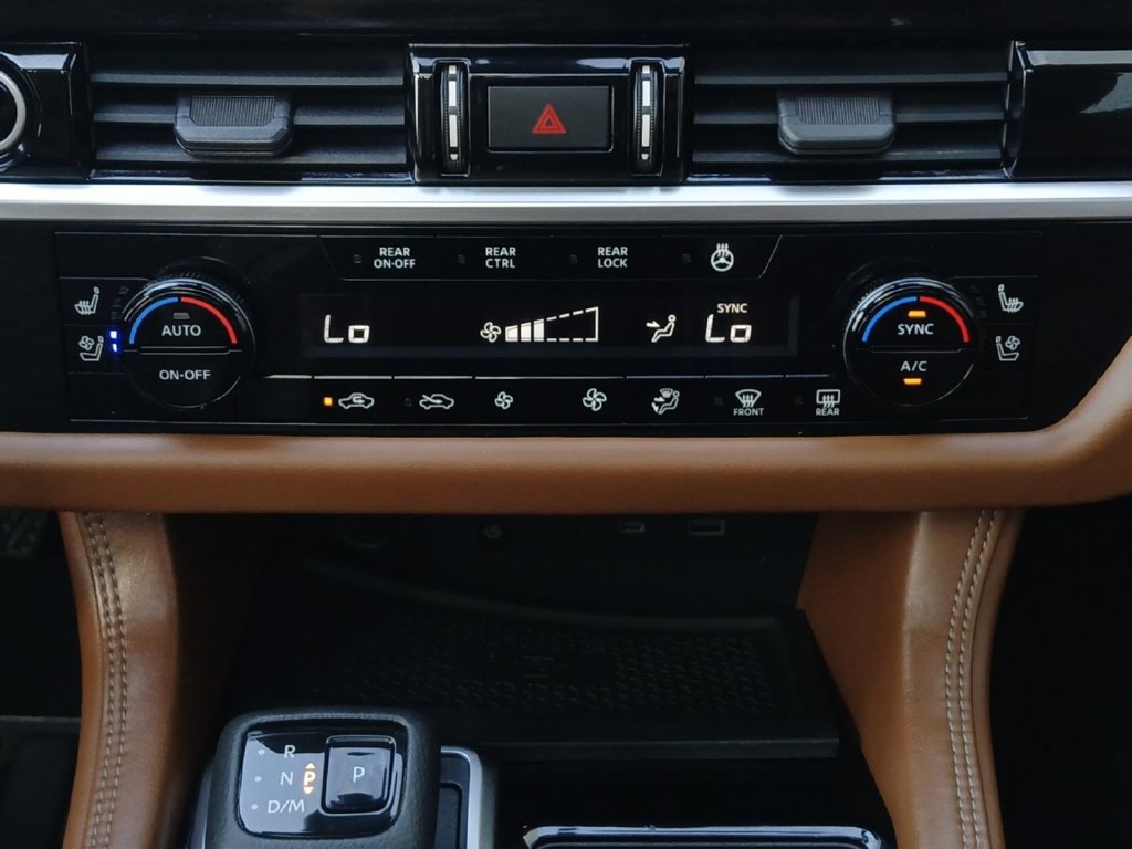 Used 2023 Nissan Pathfinder Platinum w/ Cargo Package FWD image 4