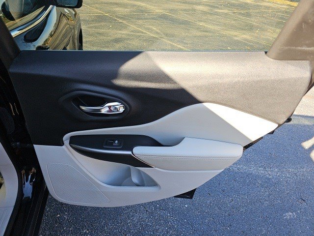 Used 2021 Jeep Cherokee Latitude Lux w/ Sun & Sound Group image 17