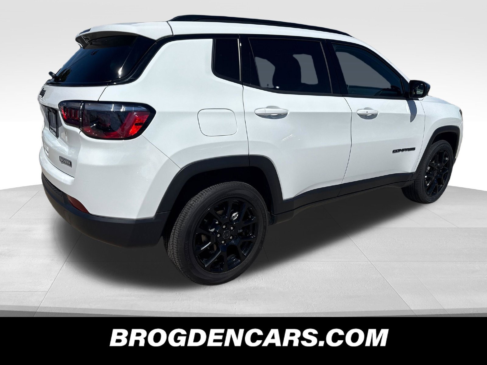Used 2025 Jeep Compass Latitude w/ Convenience Group AWD/4WD image 3