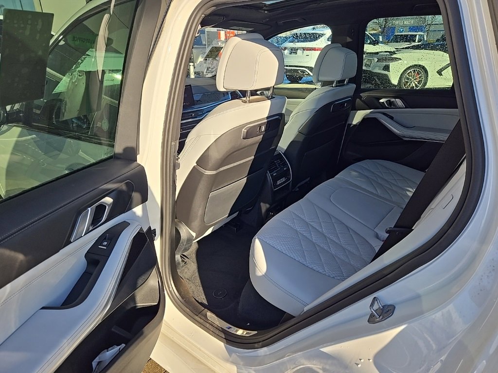 Used 2025 BMW X5 xDrive50e w/ M Sport Package image 16