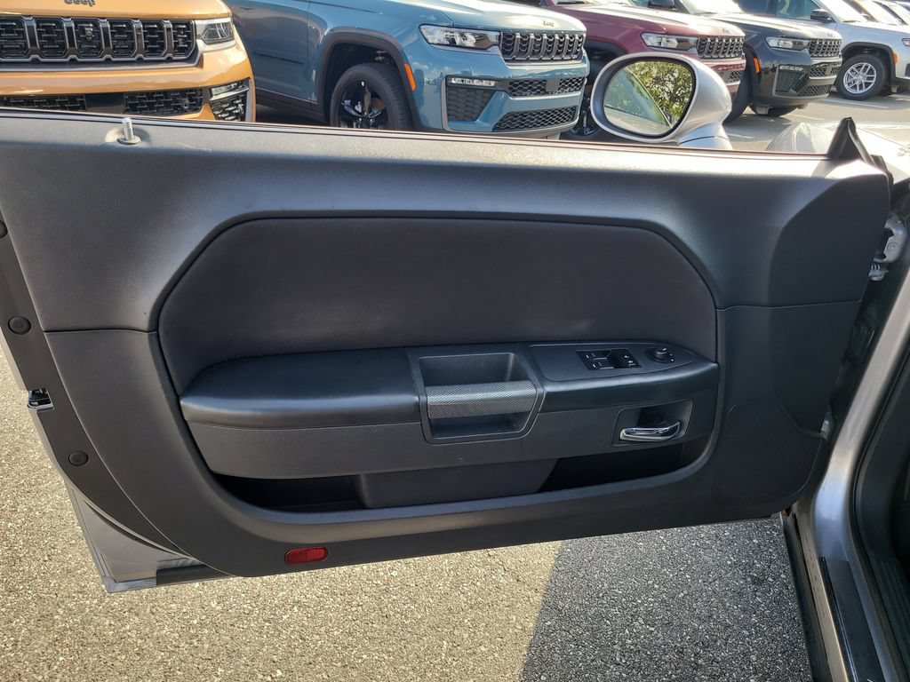 Used 2014 Dodge Challenger R/T RWD image 9