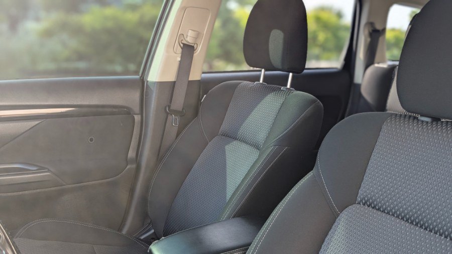 Used 2020 Mitsubishi Outlander ES FWD image 17