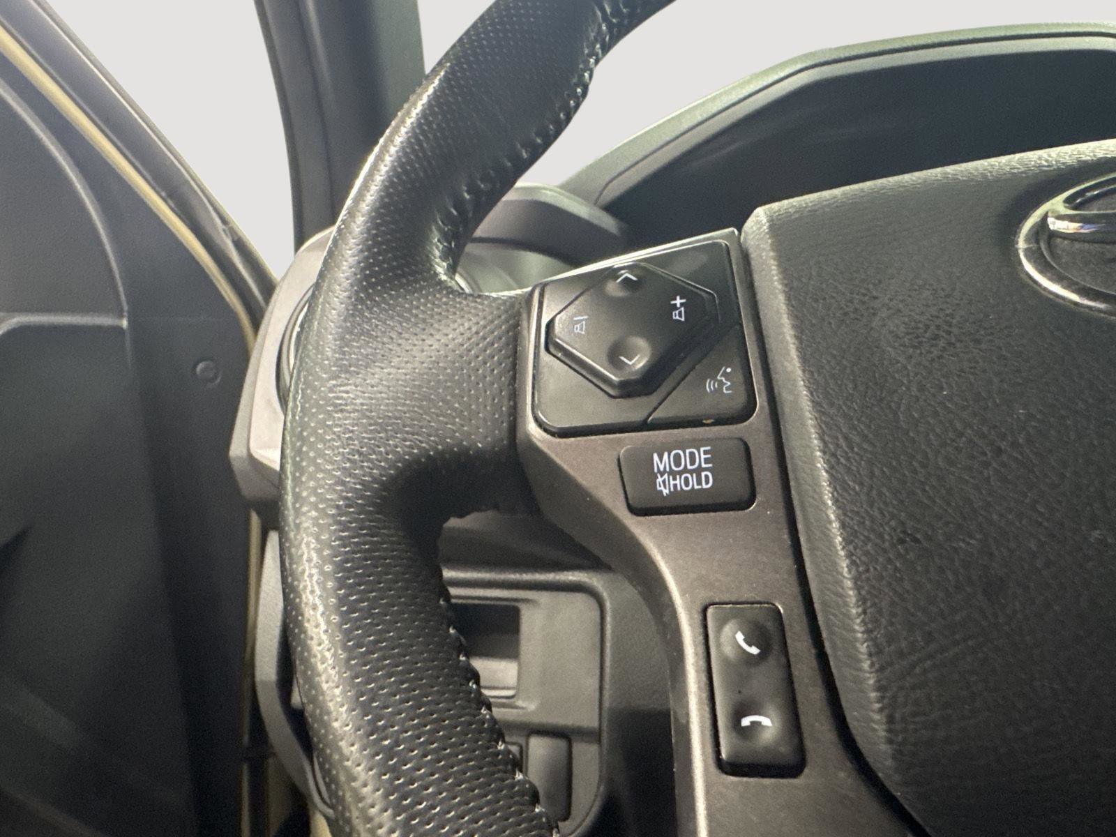 Used 2018 Toyota Tacoma TRD Off-Road w/ Technology Package AWD/4WD image 18
