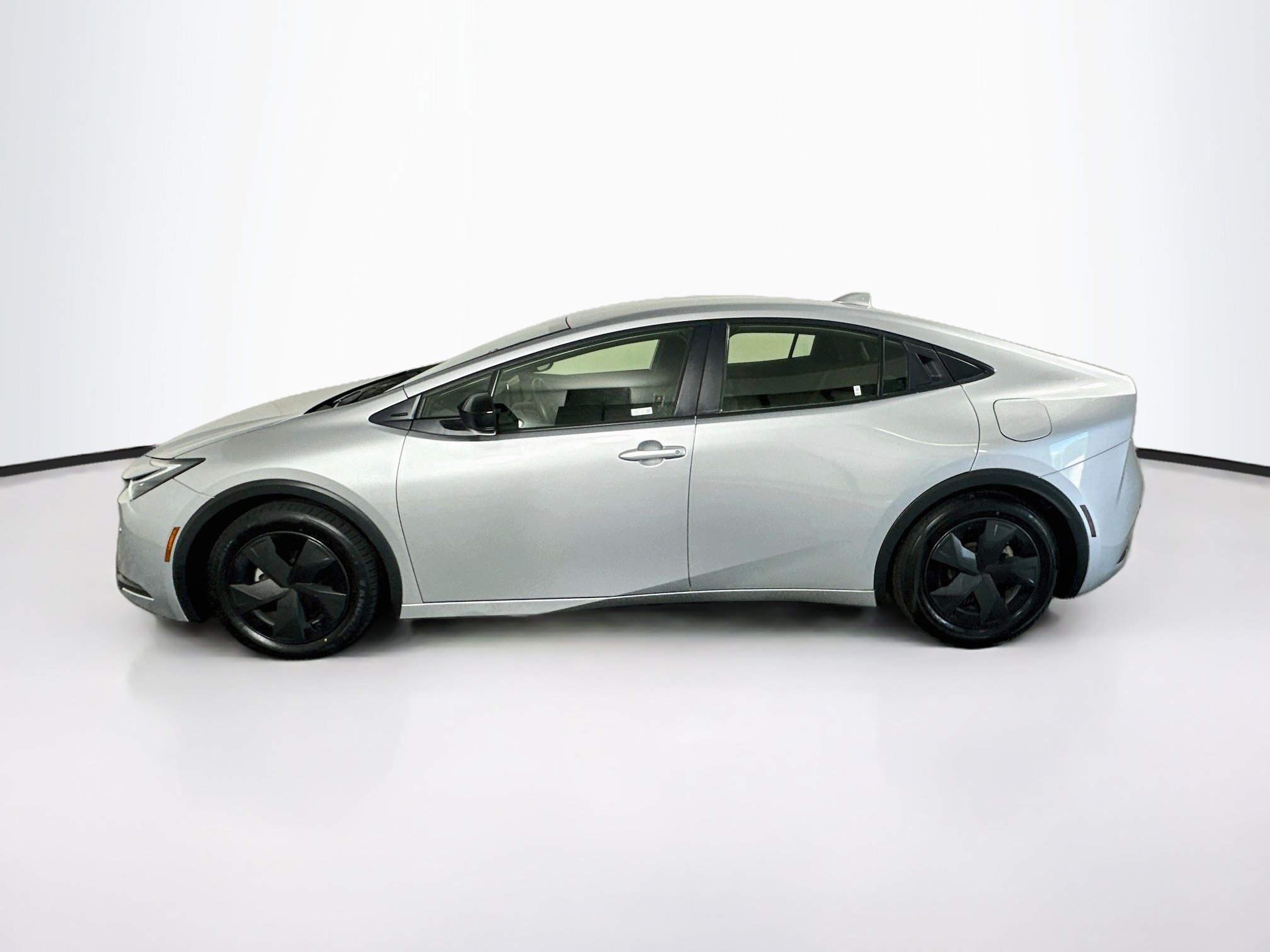 Used 2025 Toyota Prius LE FWD image 4