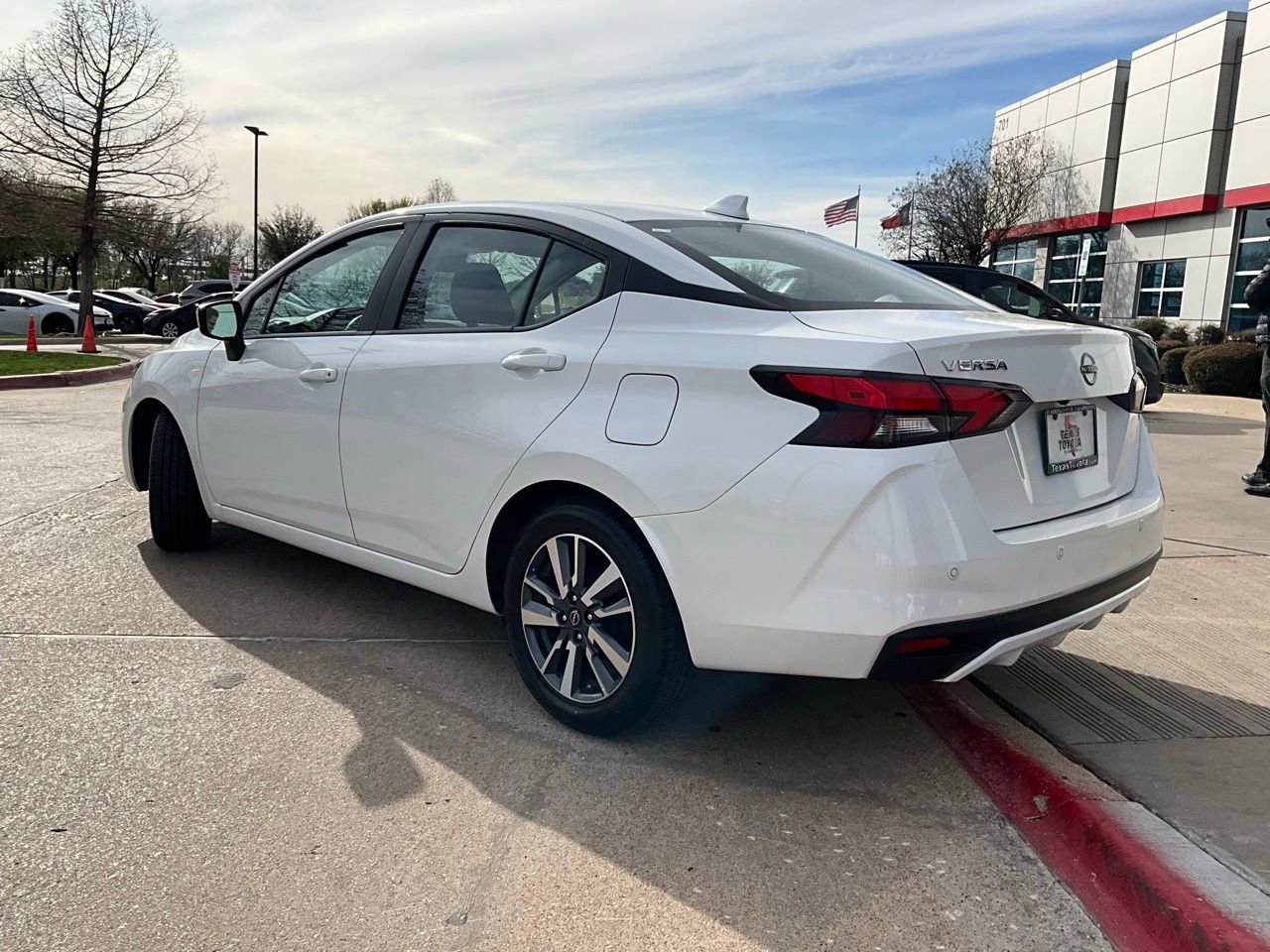 Used 2025 Nissan Versa SV image 8
