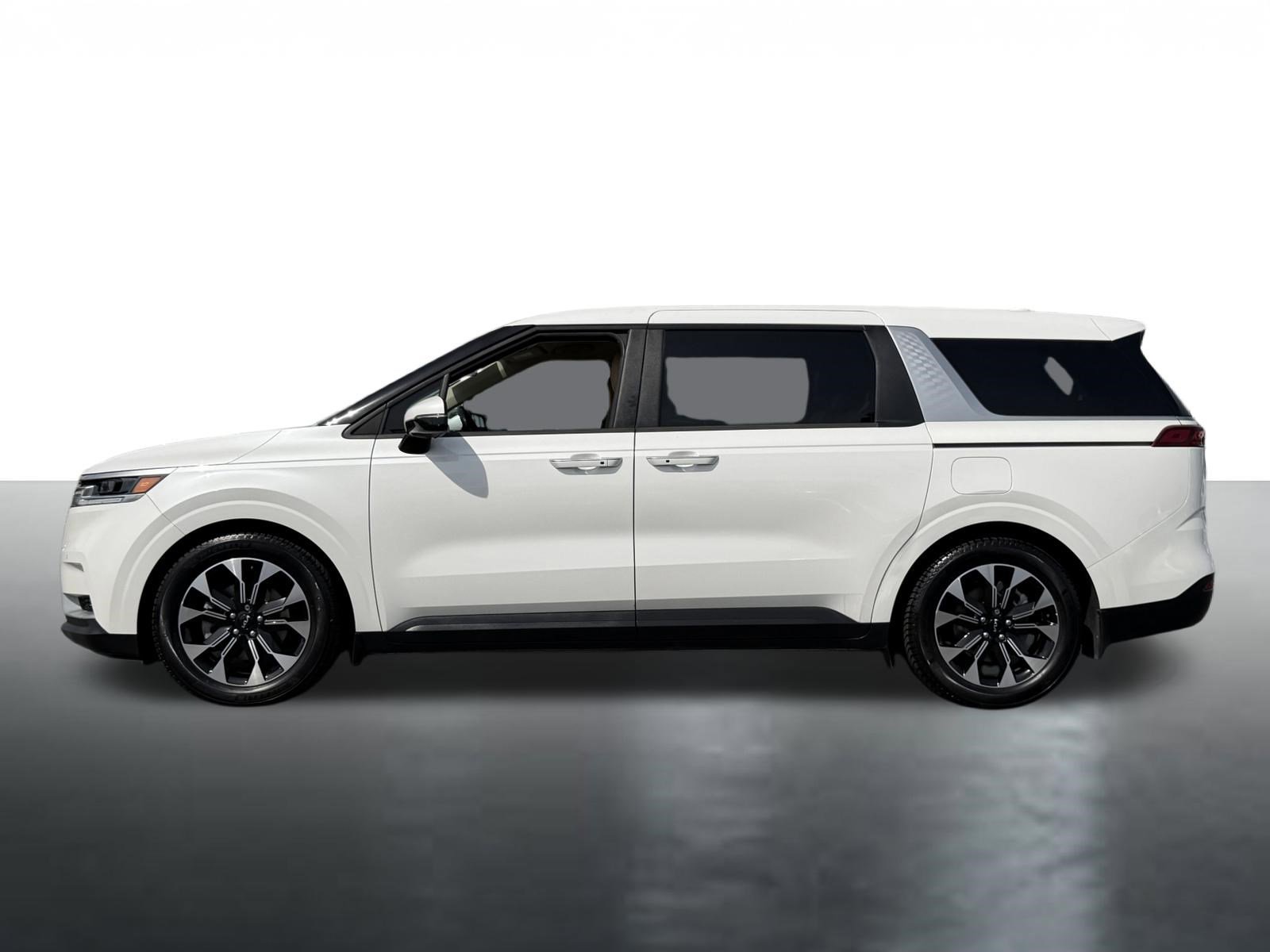 Used 2022 Kia Carnival EX image 5