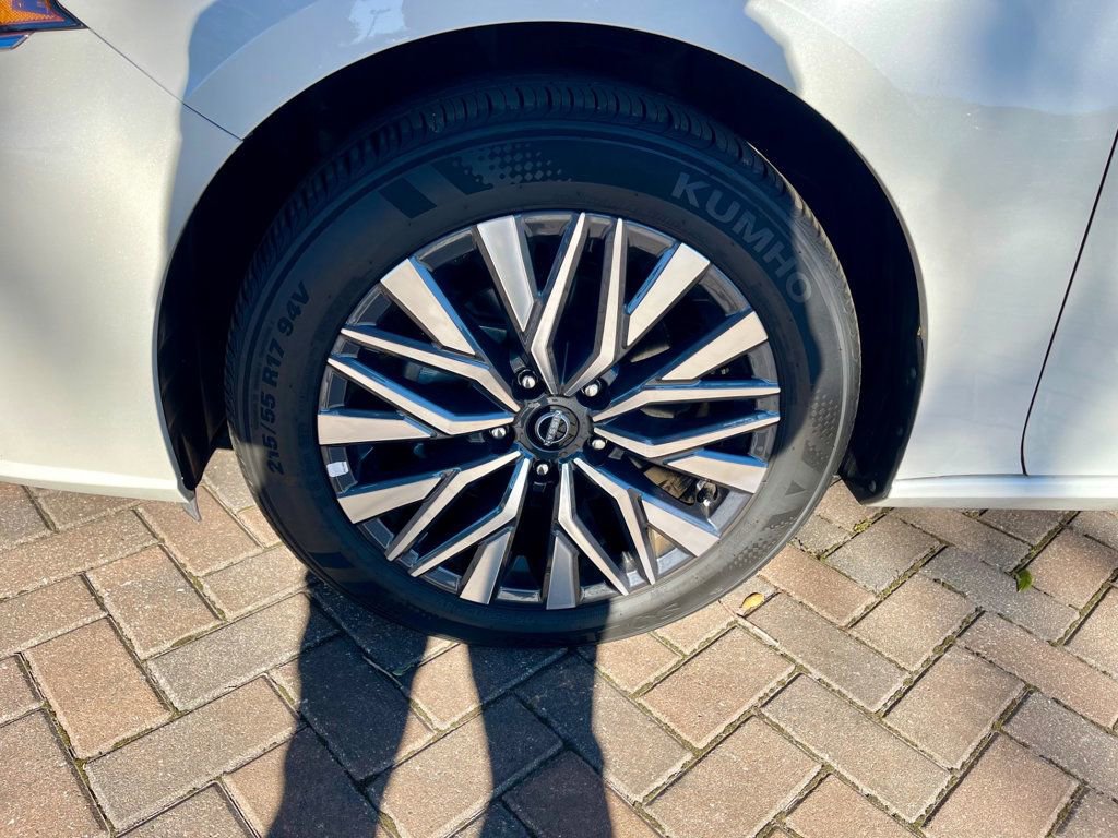 Used 2025 Nissan Altima 2.5 SV FWD image 9