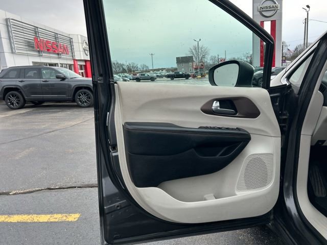 Used 2017 Chrysler Pacifica LX image 21