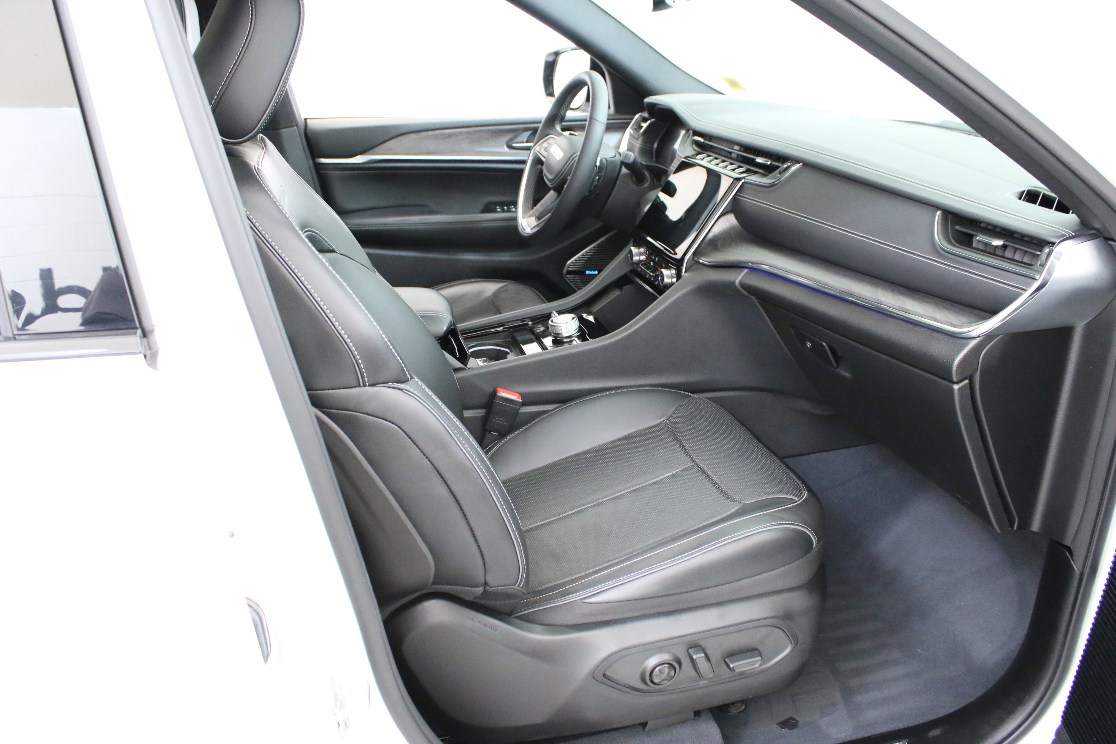 Used 2023 Jeep Grand Cherokee L Overland w/ MOPAR Finishing Package AWD/4WD image 30