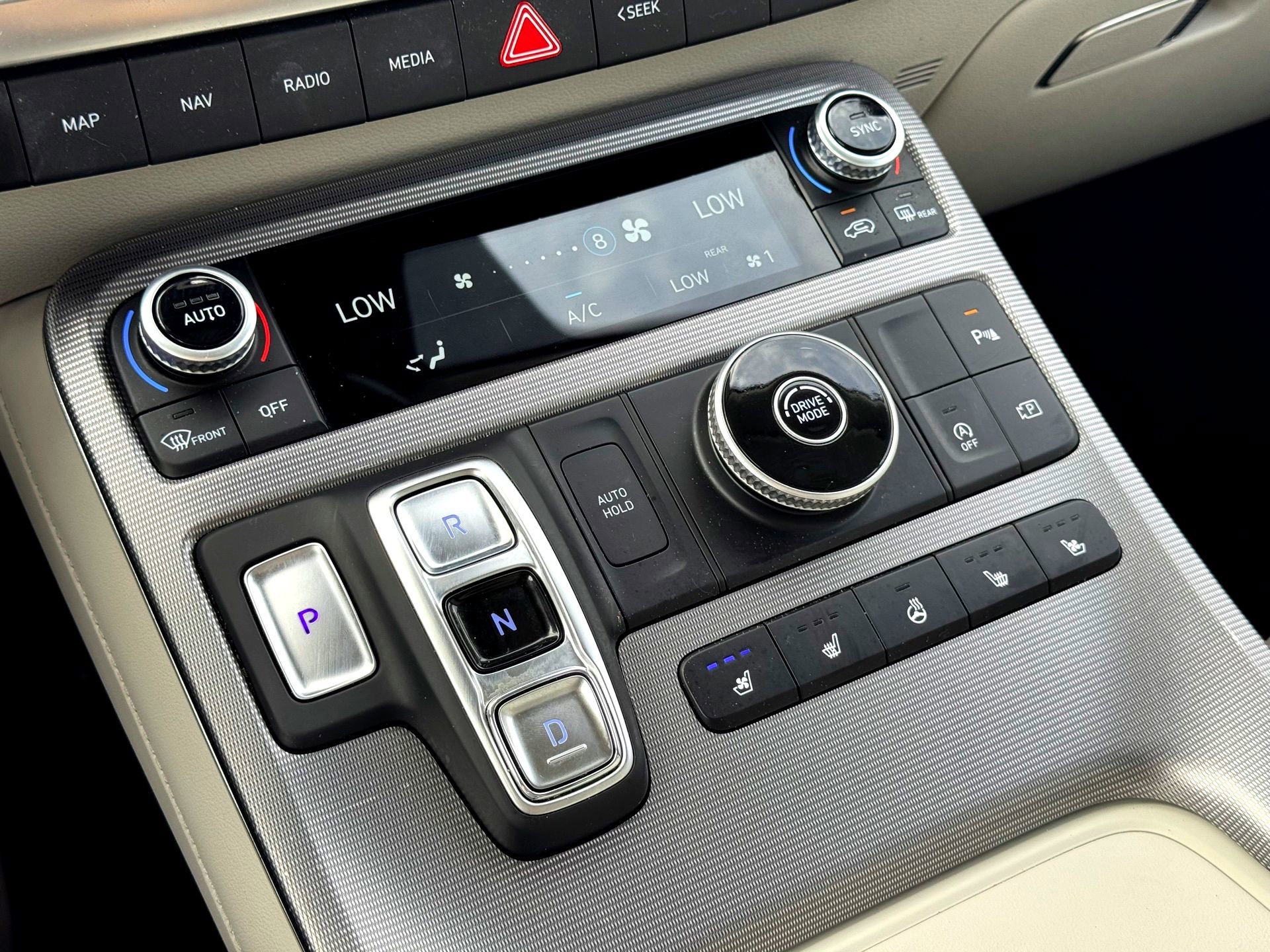 Used 2024 Hyundai Palisade Calligraphy image 33