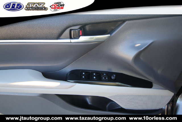 Used 2020 Toyota Camry SE FWD image 11