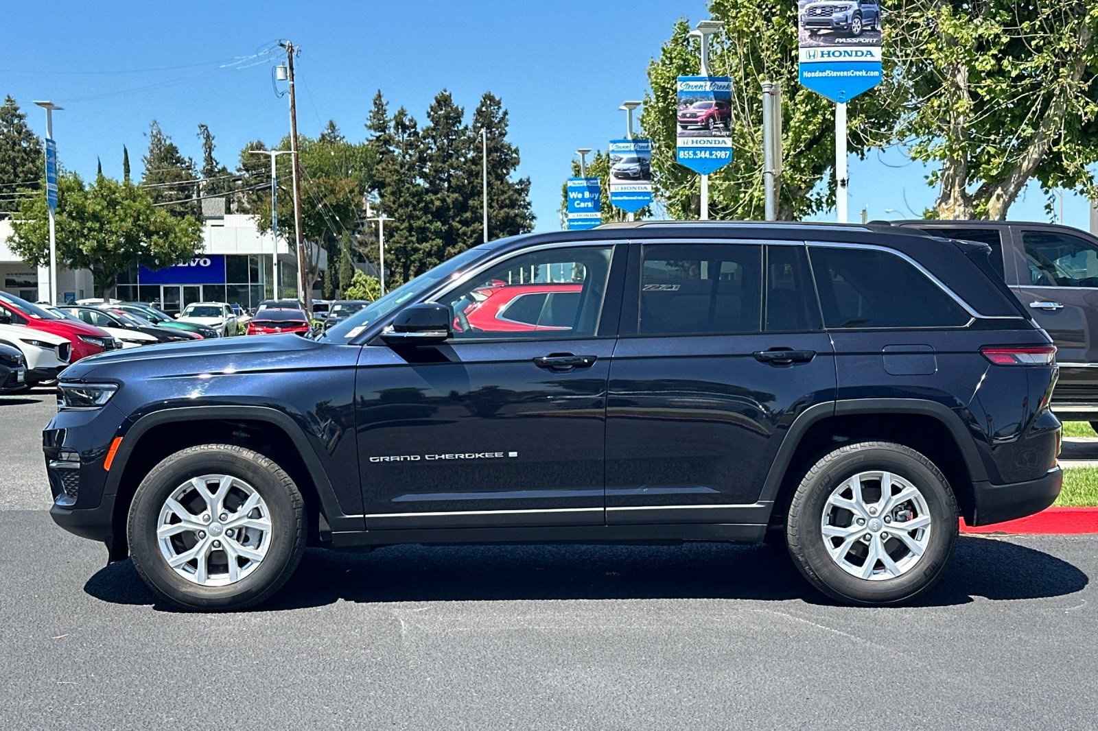 Used 2023 Jeep Grand Cherokee Limited w/ Trailer Tow Prep Group (B) AWD/4WD image 2