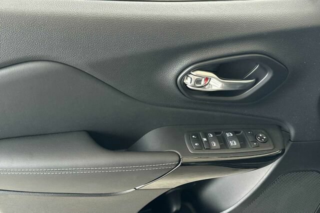 New 2023 Jeep Cherokee Altitude Lux AWD/4WD image 11