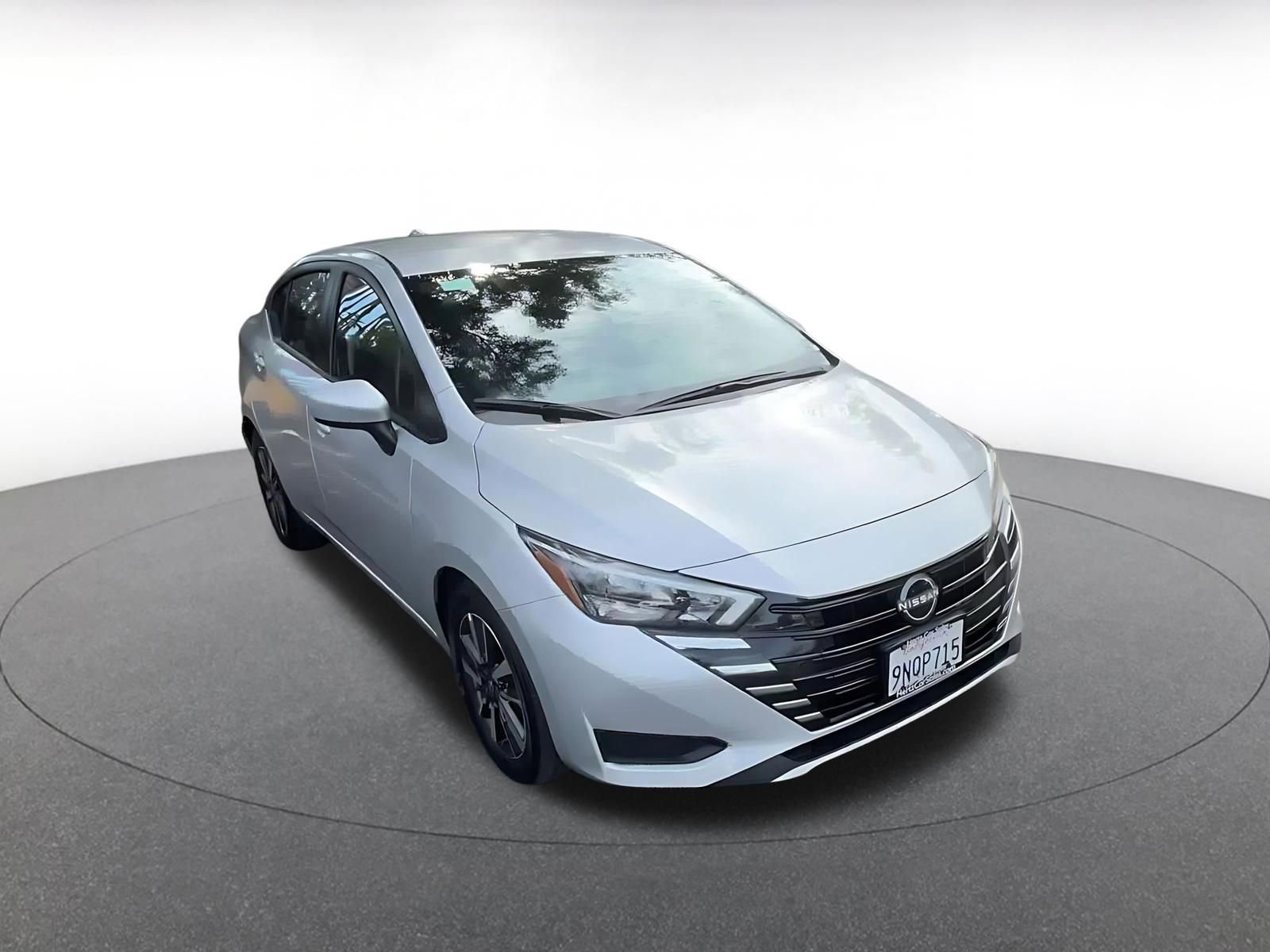 Used 2025 Nissan Versa SV image 3