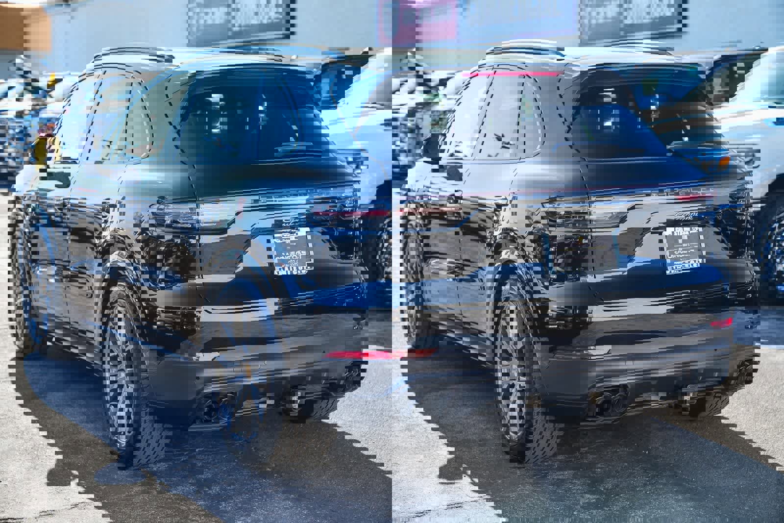 Used 2023 Porsche Cayenne Platinum Edition image 6