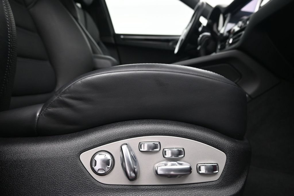 Certified 2024 Porsche Macan AWD/4WD image 15