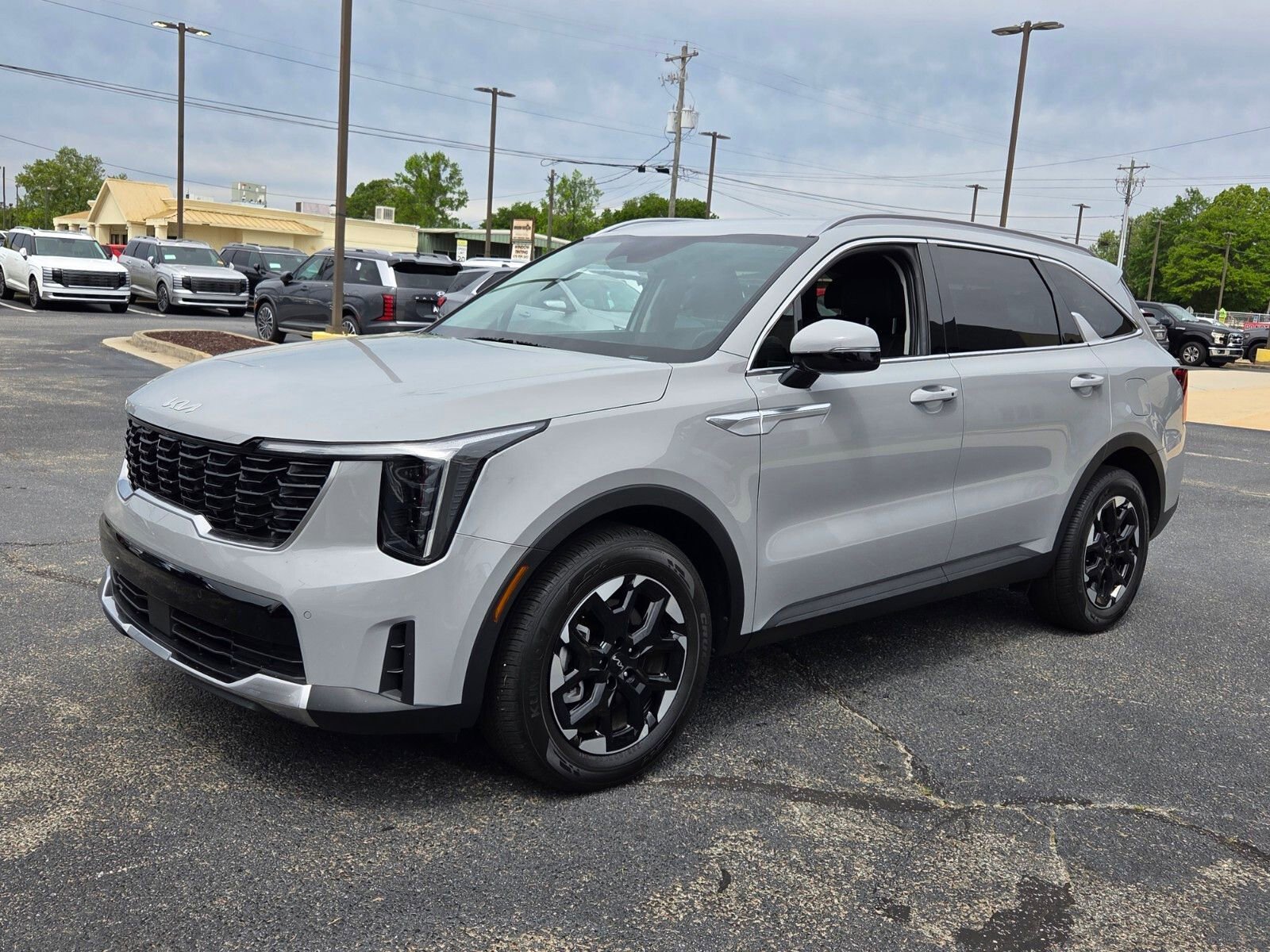 Used 2025 Kia Sorento S image 3