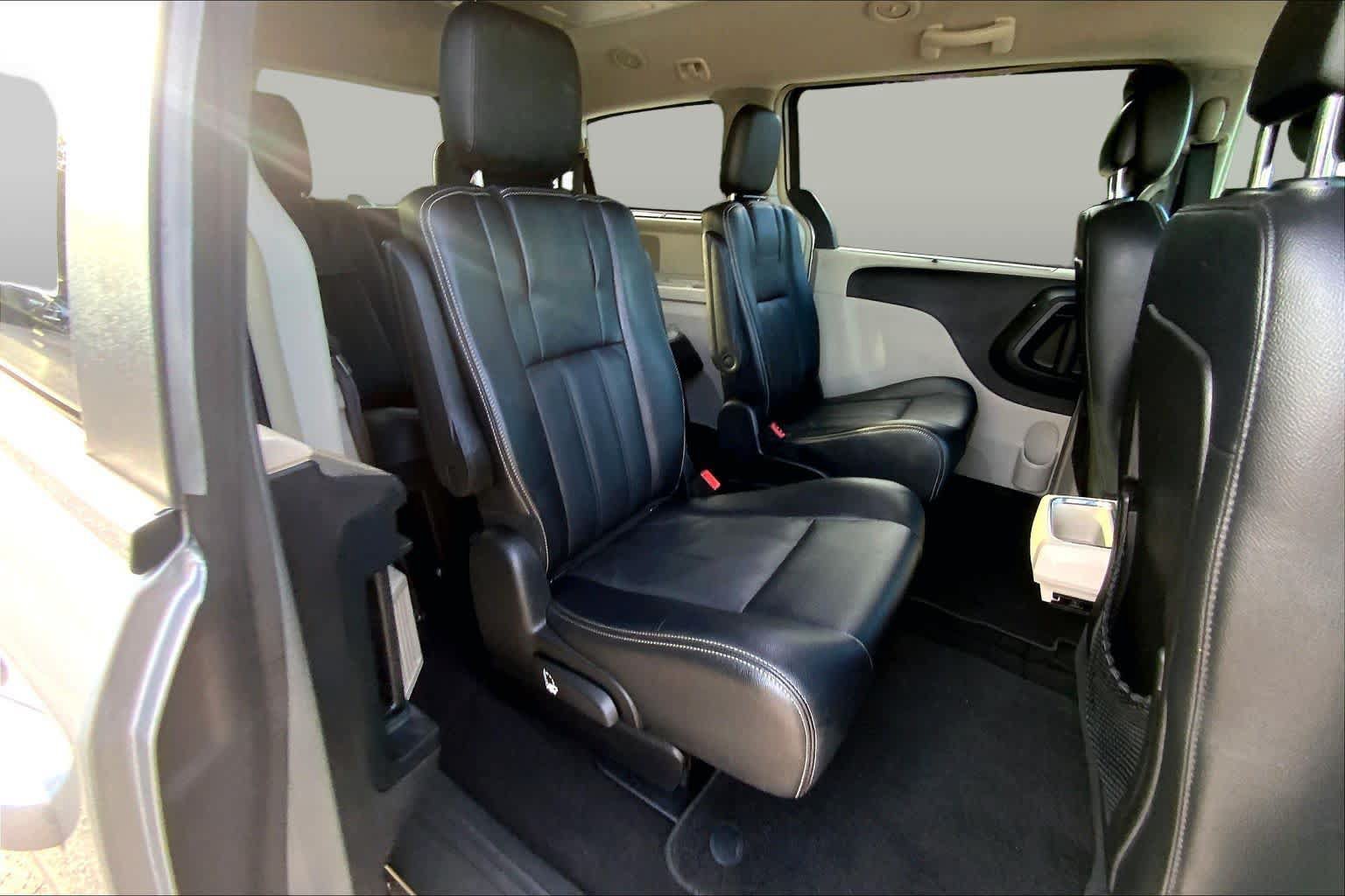 Used 2016 Chrysler Town & Country Touring FWD image 19