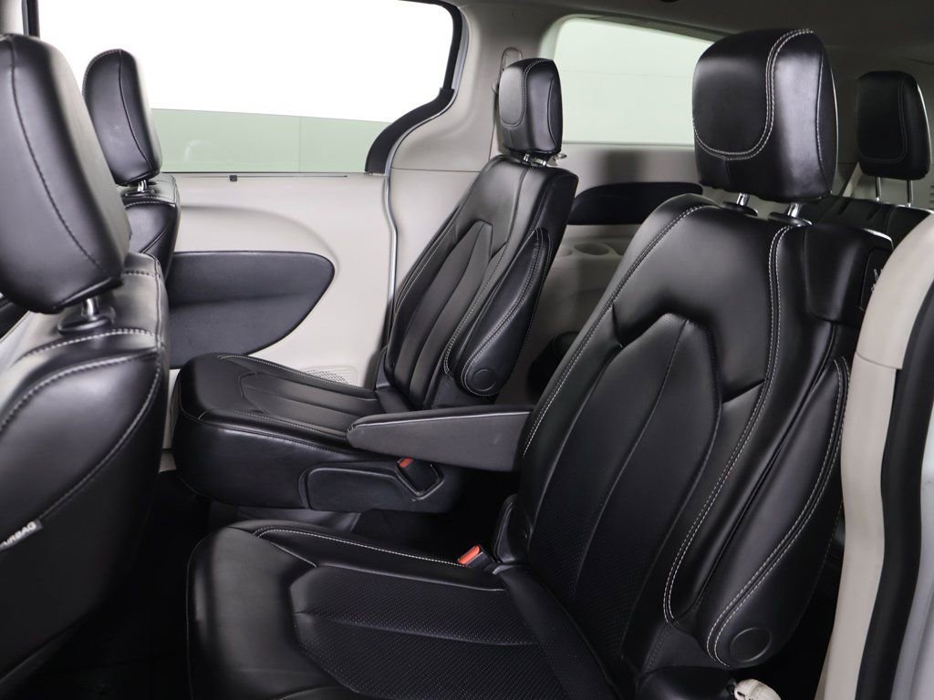 Used 2023 Chrysler Pacifica Touring-L image 30