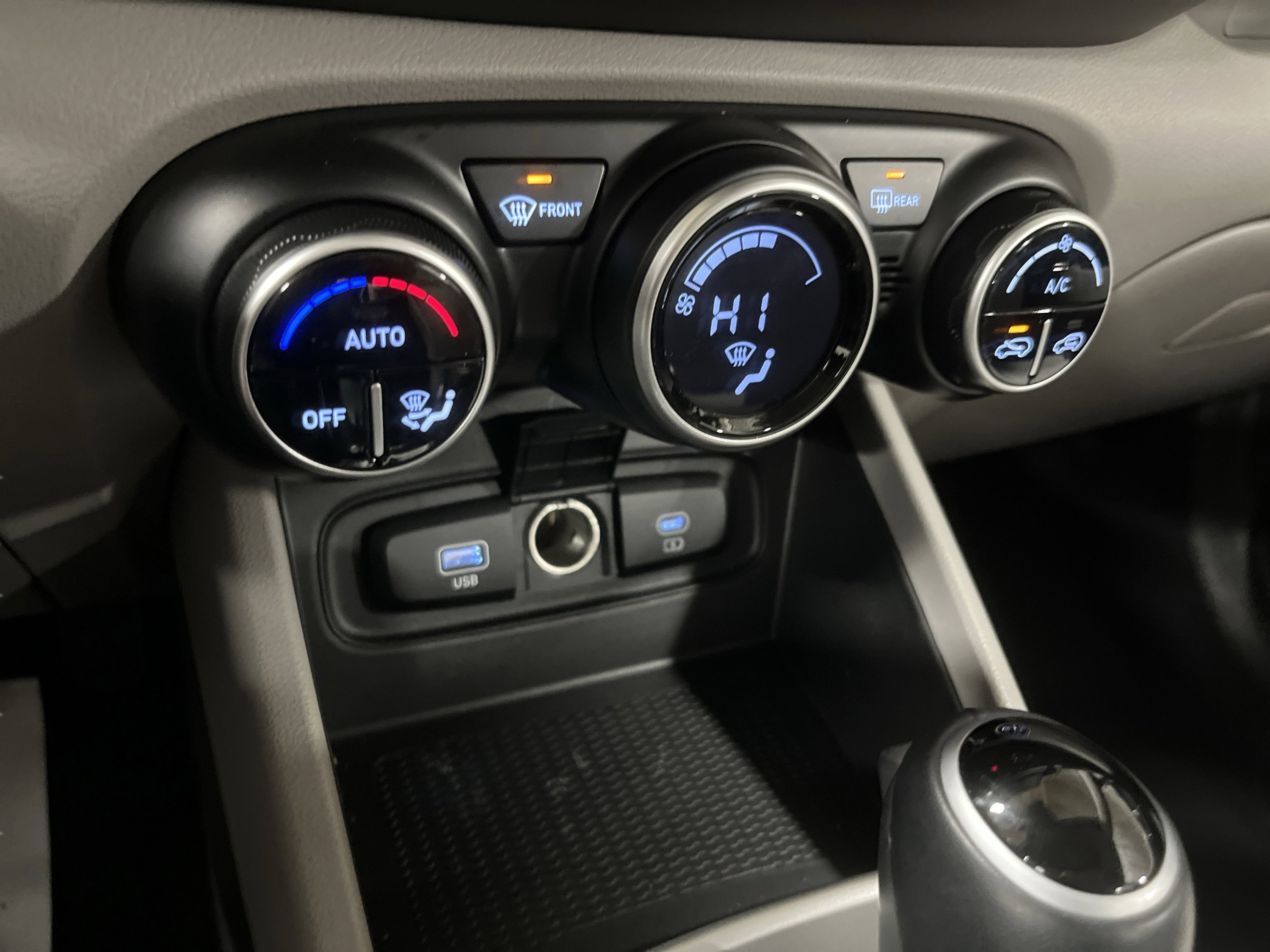 Used 2024 Hyundai Venue SEL image 25