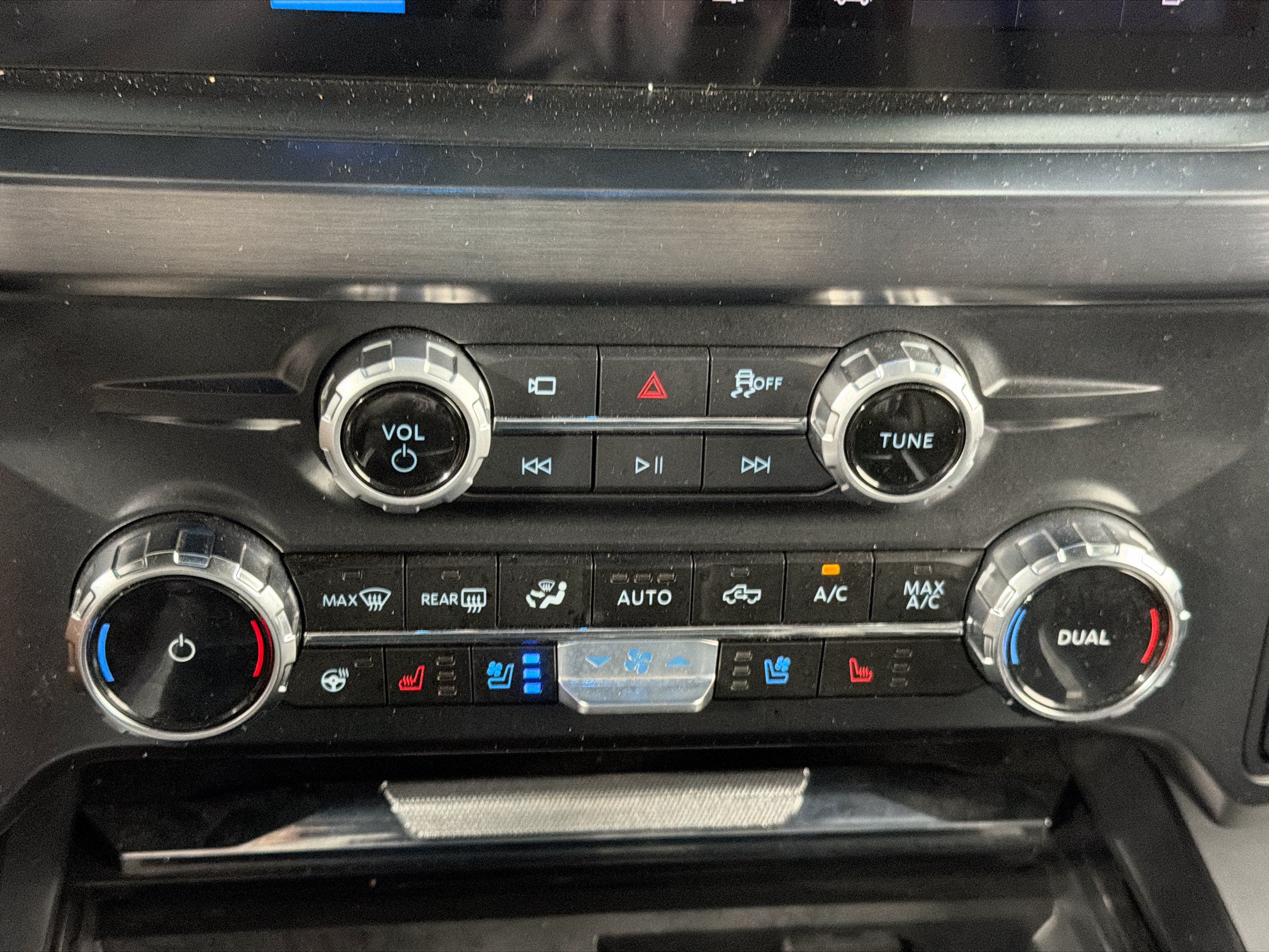 Used 2025 Ford F250 Lariat w/ Black Appearance Package AWD/4WD image 32