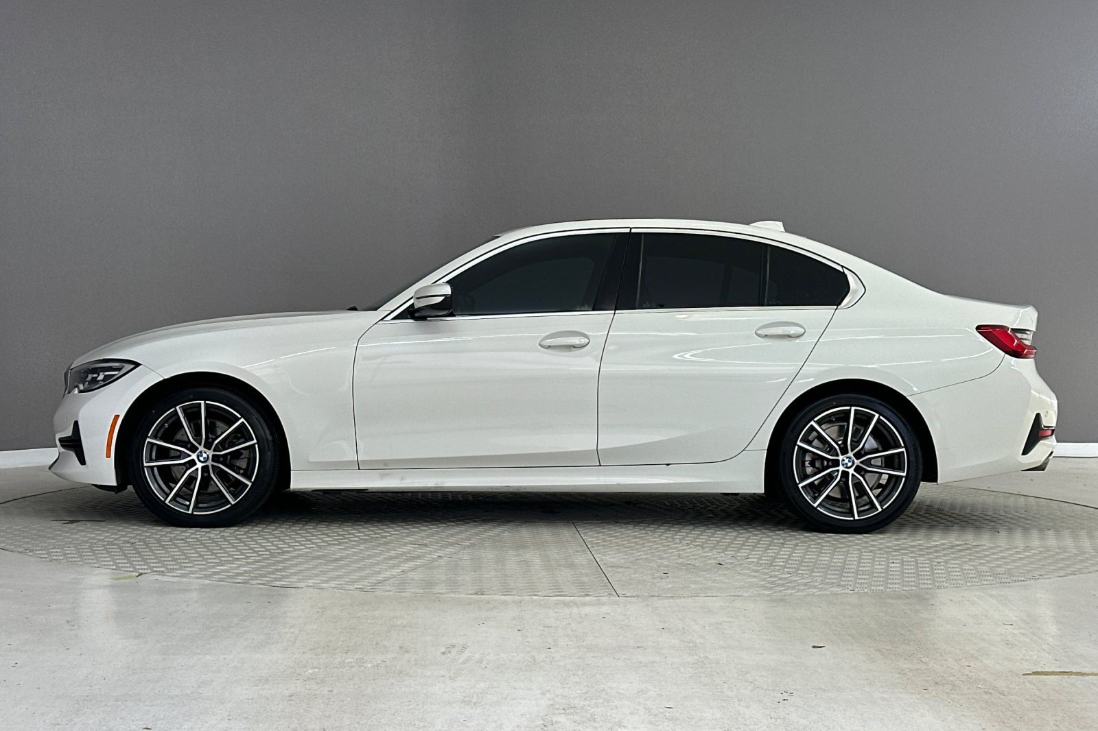 Used 2019 BMW 330i Sedan w/ Convenience Package RWD image 2