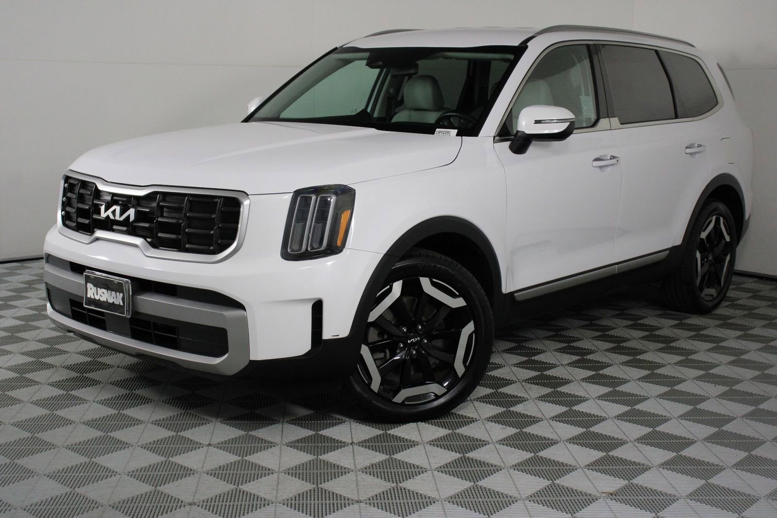 Used 2023 Kia Telluride S image 3