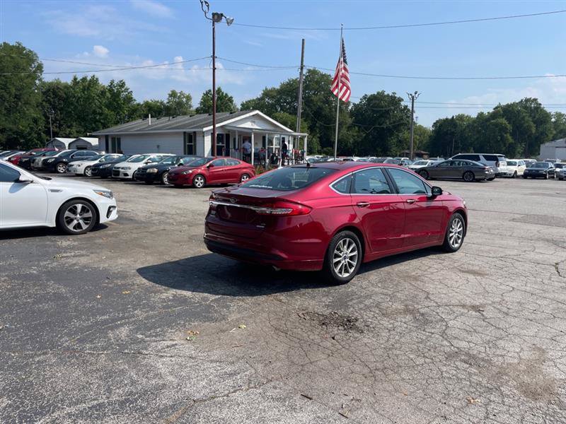 Used 2017 Ford Fusion SE w/ Fusion SE Technology Package FWD image 5