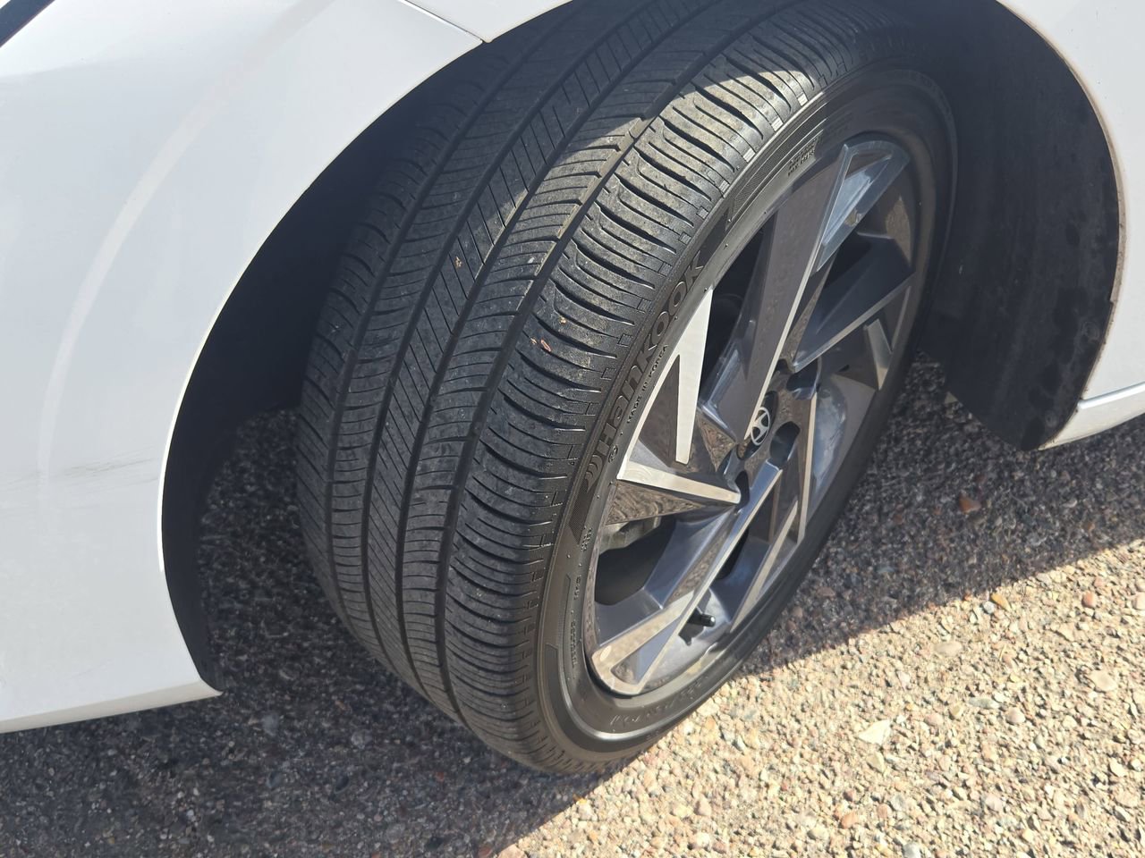 Used 2025 Hyundai Elantra Limited image 32