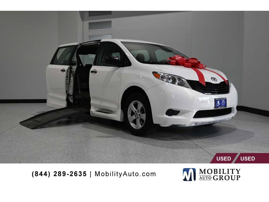 Used 2015 Toyota Sienna L FWD image 1