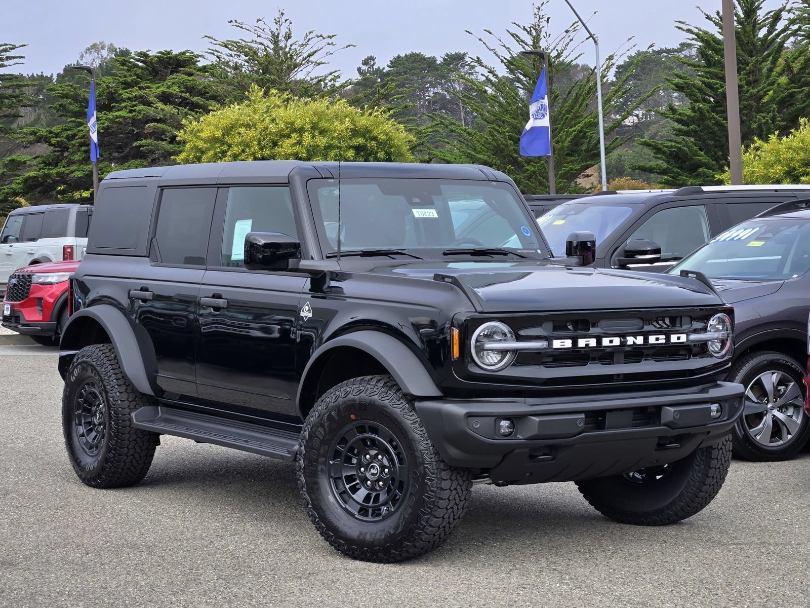 New 2026 Ford Bronco Outer Banks w/ Sasquatch Package AWD/4WD image 2