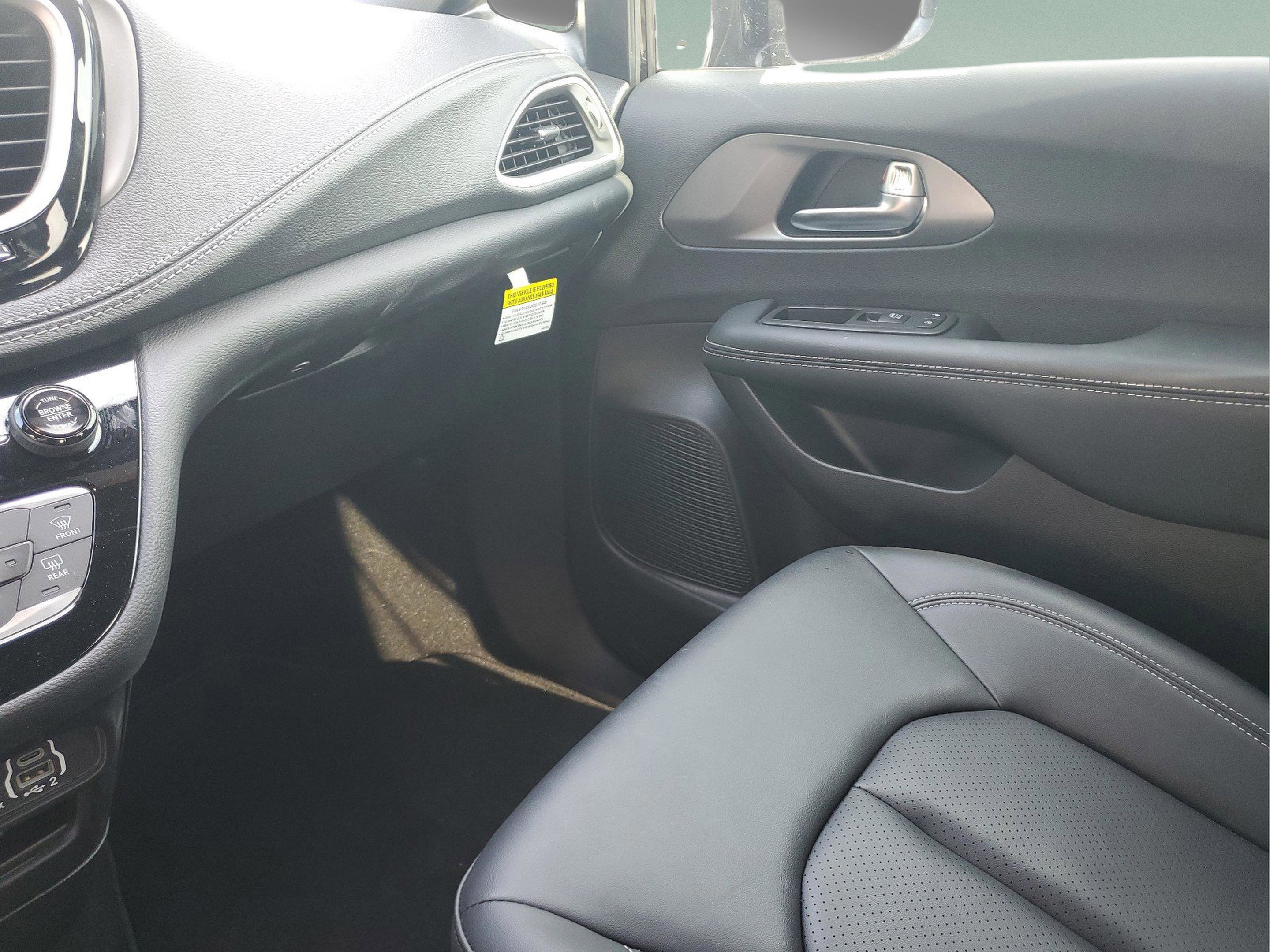 Used 2025 Chrysler Pacifica Select FWD image 21